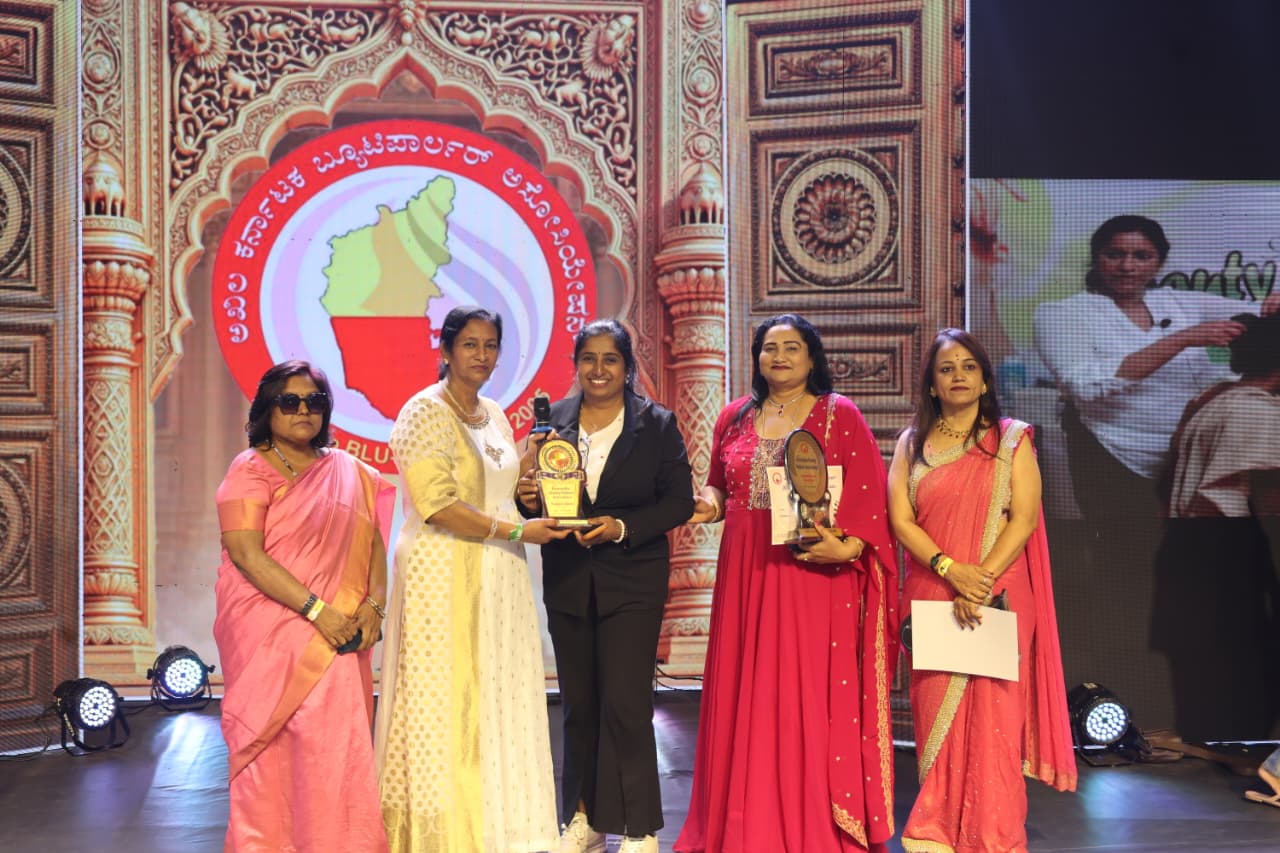 Karnataka Beauty Parlour Association stage award