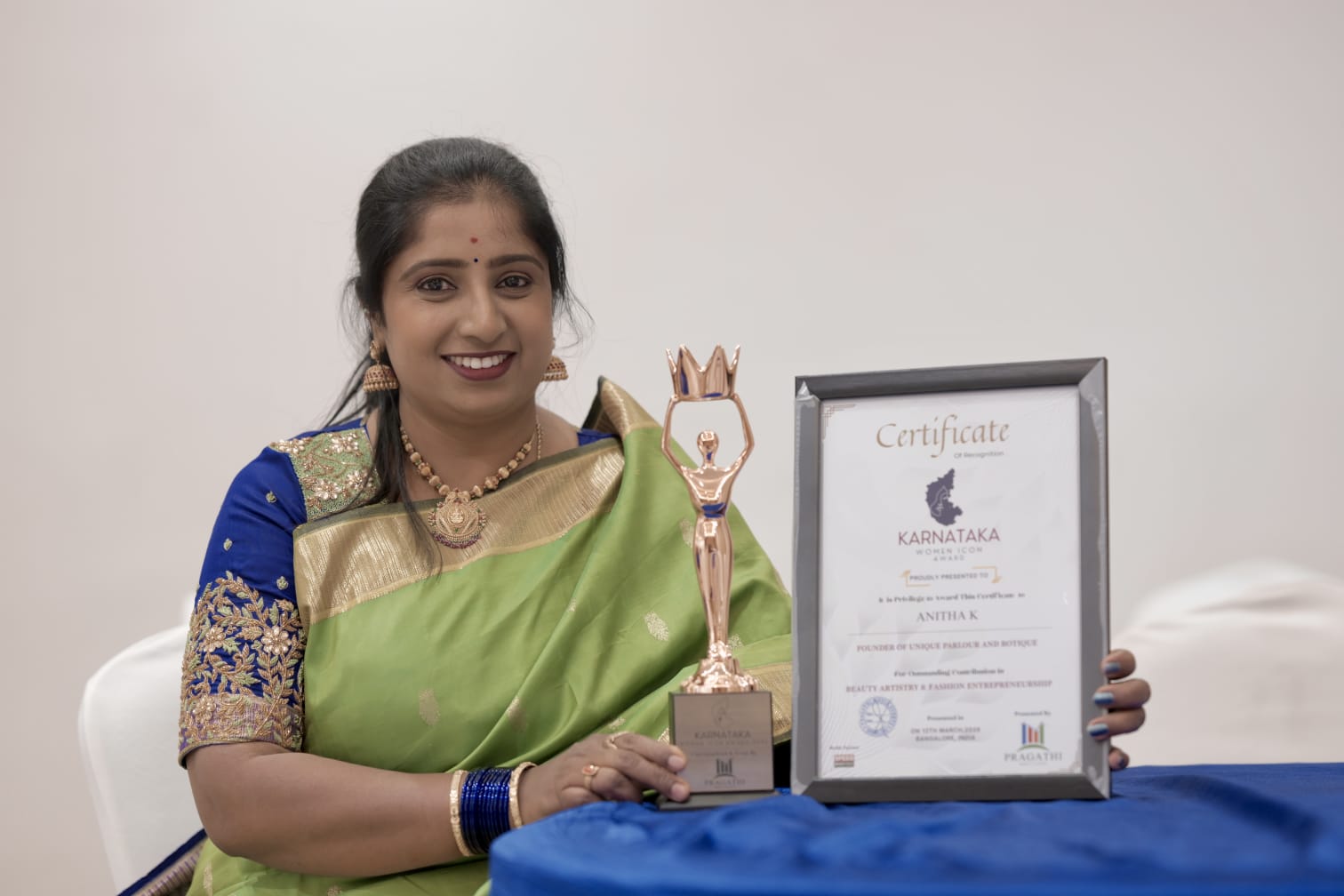 KB Anitha receiving the Karnataka Women Achiever 2024 award